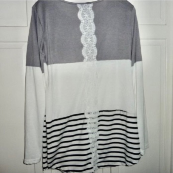 Flattering Top for Leggings Size Medium, White Gray Black Stripes, like new - Picture 3 of 9